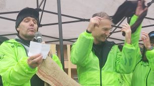 Federico Romani alla camminata mentre estrae i biglietti della lotteria