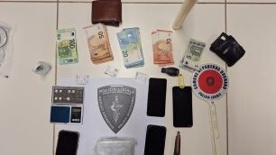 La droga e il denaro sequestrati dalla Polizia locale a Paderno