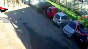Un frame del video diffuso dai carabinieri in cui si vede il 46enne gettare il liquido infiammabile sulla ex moglie