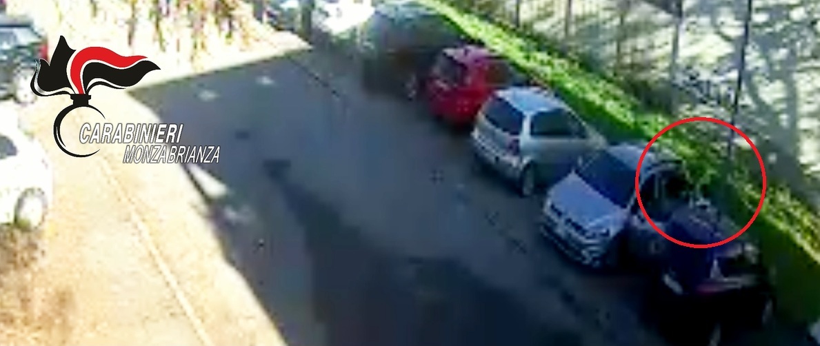 Un frame del video diffuso dai carabinieri in cui si vede il 46enne gettare il liquido infiammabile sulla ex moglie