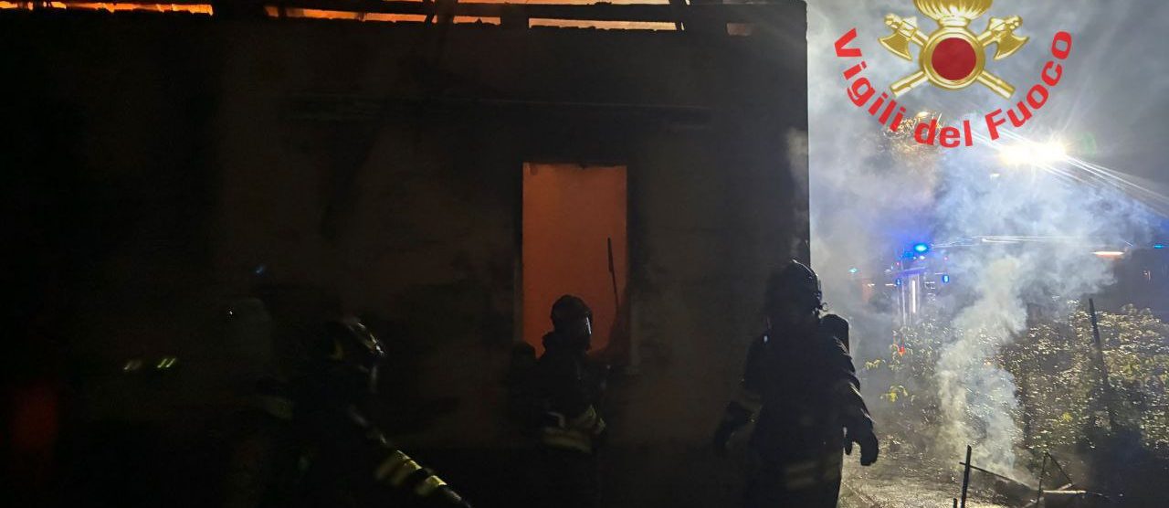 I vigili del fuoco in via Nievo