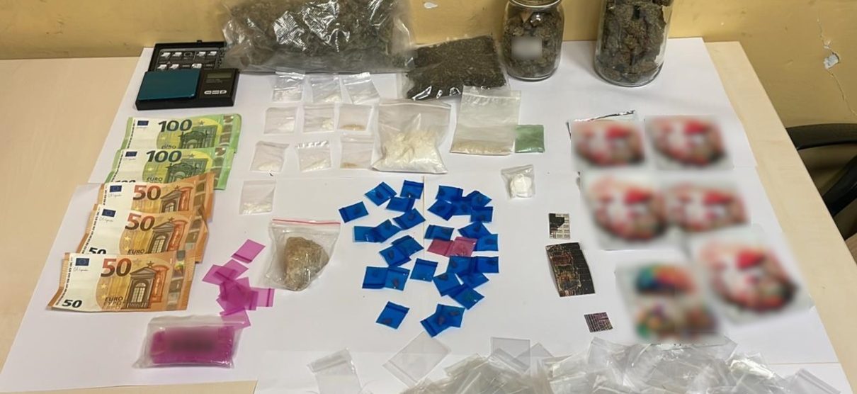 La droga e il resto del materiale sequestrato al monzese