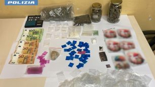 La droga e il resto del materiale sequestrato al monzese