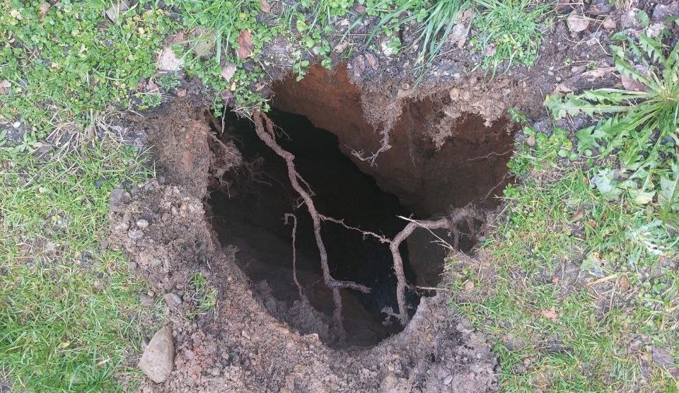 La voragine che si è aperta a Lesmo