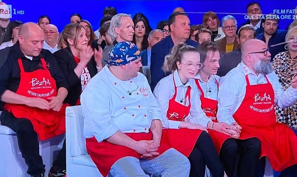 Enrico Celeghin a sinistra con Nico Acampora e i ristoratori di PizzAut