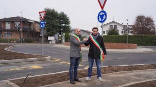 I sindaci di Meda e Seregno davanti alla nuova rotatoria di via Wagner-Einaudi