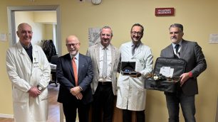 Il nuovo visore donato al San Gerardo dalla associazione Mio Fratello Odv