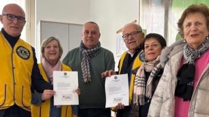 La consegna della card alla Caritas di Lissone