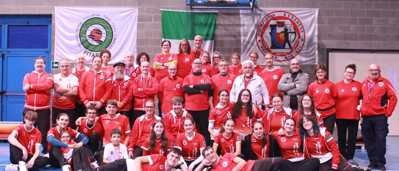Tiro arco Arcieri Polisportiva Besana in Brianza con il presidente Catona primo da sinistra seconda fila