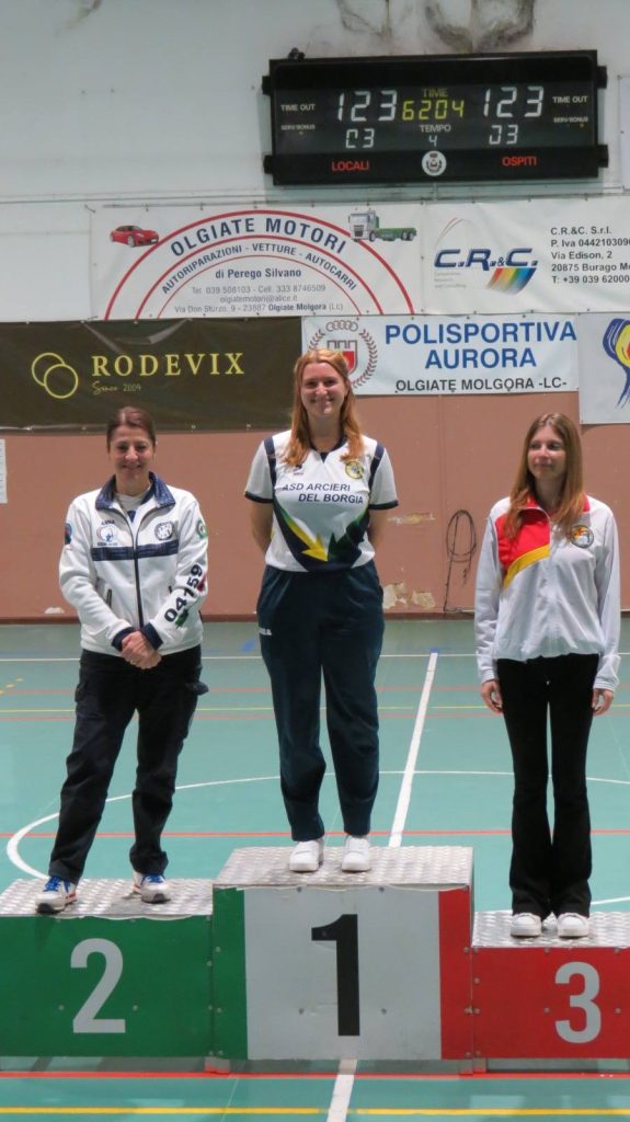 Tiro con l'arco Arcieri del Borgia a Olgiate M. da sx A.Galimberti C.Moreghello M.Malugani