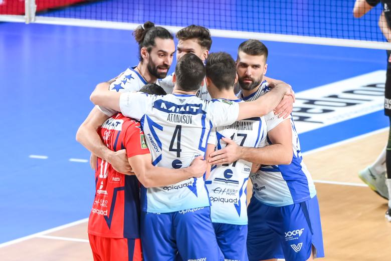 Vero Volley Monza gruppo in campo - foto Consorzio Vero Volley