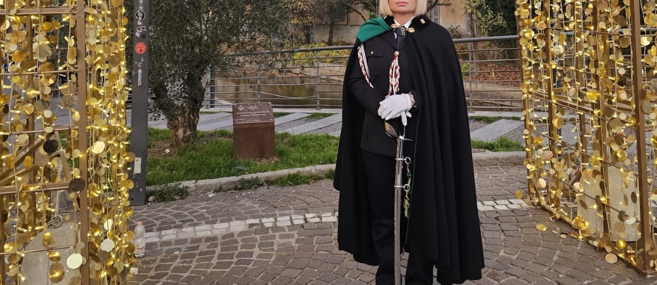 Una agente della Polizia locale in uniforme cerimoniale