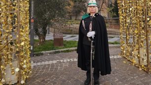 Una agente della Polizia locale in uniforme cerimoniale