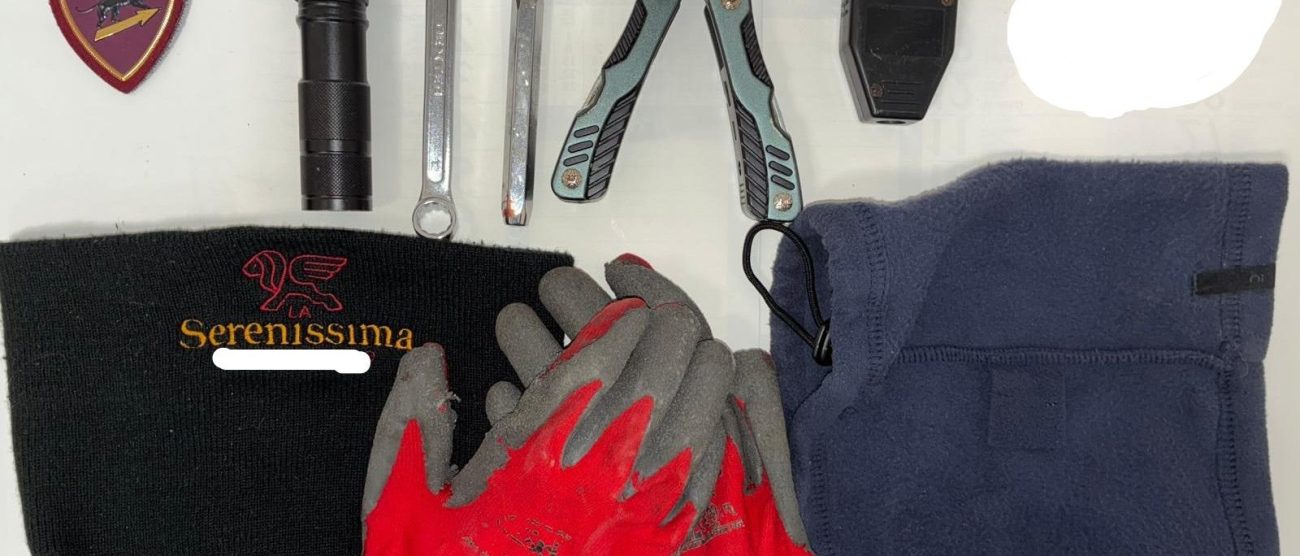 Gli arnesi da scasso e il cappellino sequestrati dalla Volante