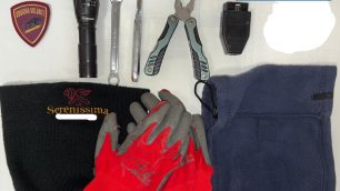 Gli arnesi da scasso e il cappellino sequestrati dalla Volante