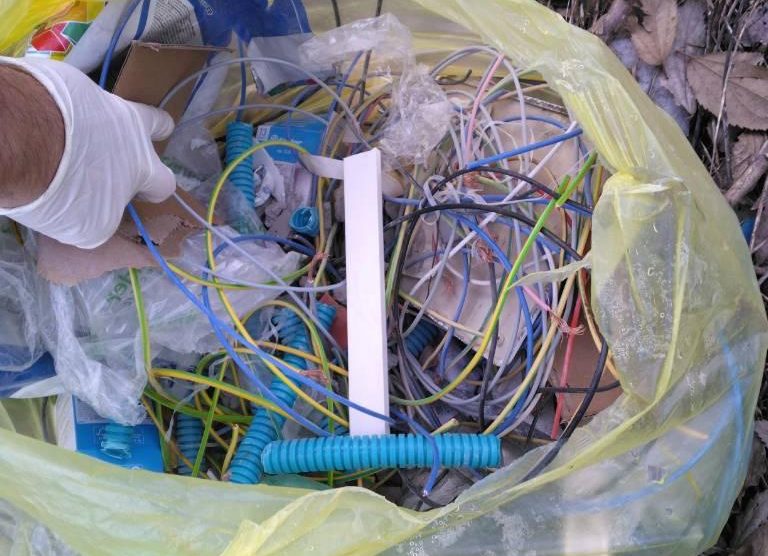 I rifiuti abbandonati a Cederna