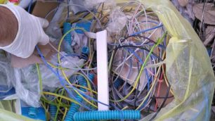 I rifiuti abbandonati a Cederna