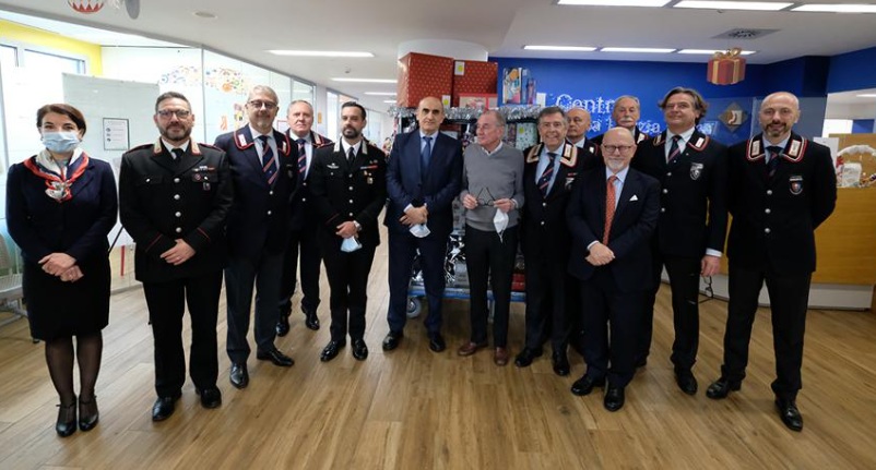 I carabinieri alla consegna dei doni ai piccoli pazienti