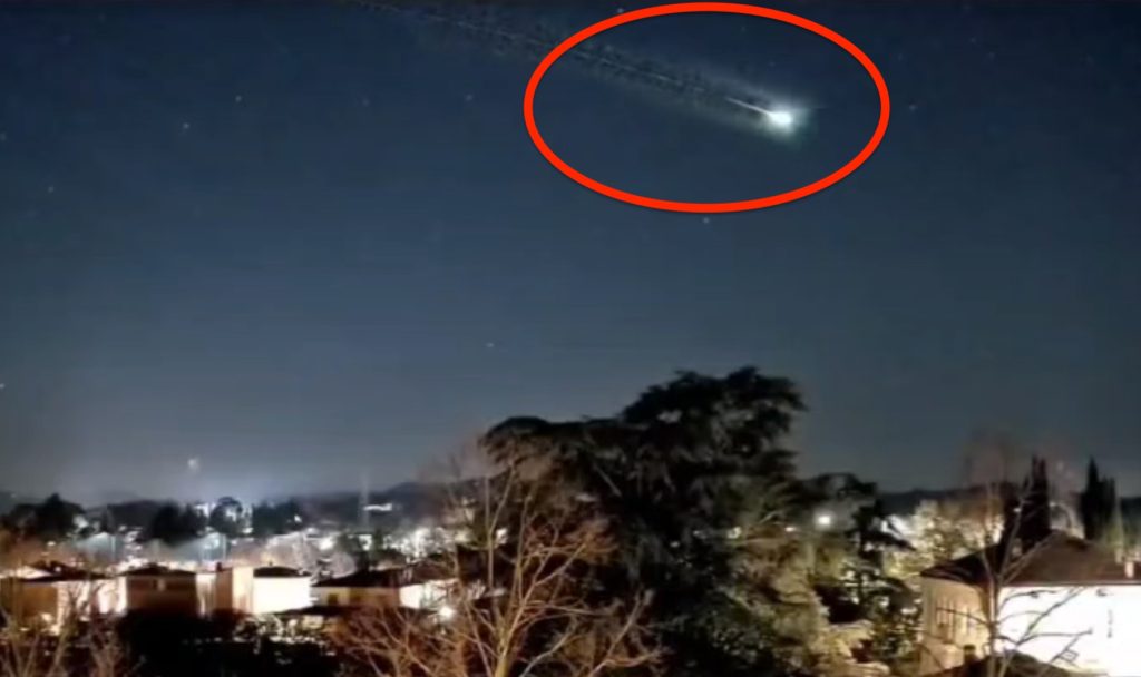 Bolide con la sua scia luminosa 8 dicembre 2025 da webcam in Emilia Romagna, a Faenza