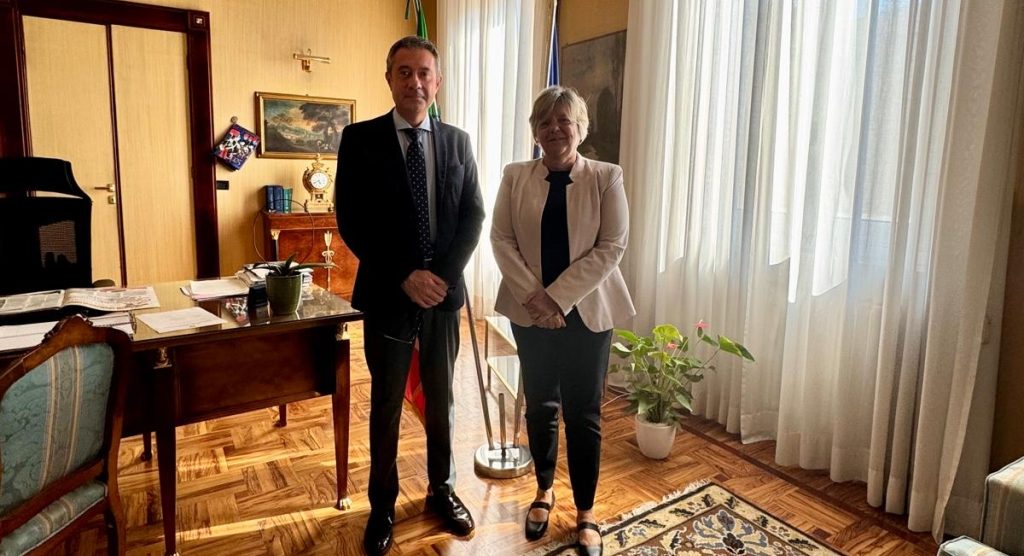 Giovanni Cuciti all'insediamento come dirigente del compartimento della Polizia ferroviaria della Lombardia con il prefetto di Pavia Francesca De Carlini