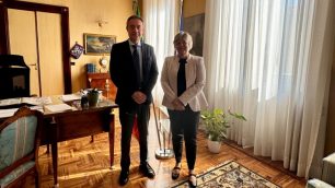 Giovanni Cuciti all'insediamento come dirigente del compartimento della Polizia ferroviaria della Lombardia con il prefetto di Pavia Francesca De Carlini