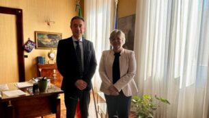 Giovanni Cuciti all'insediamento come dirigente del compartimento della Polizia ferroviaria della Lombardia con il prefetto di Pavia Francesca De Carlini