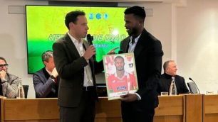 Keita Balde con la sua figurina gigante