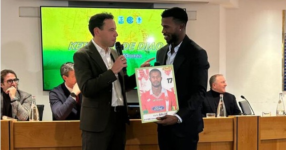 Keita Balde con la sua figurina gigante