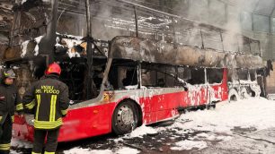 Quel che è rimasto del bus andato a fuoco sulla A4