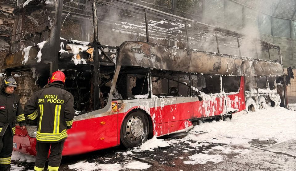 Quel che è rimasto del bus andato a fuoco sulla A4