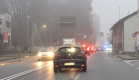 Via Lario, coda e lampeggianti sul luogo dell'investimento