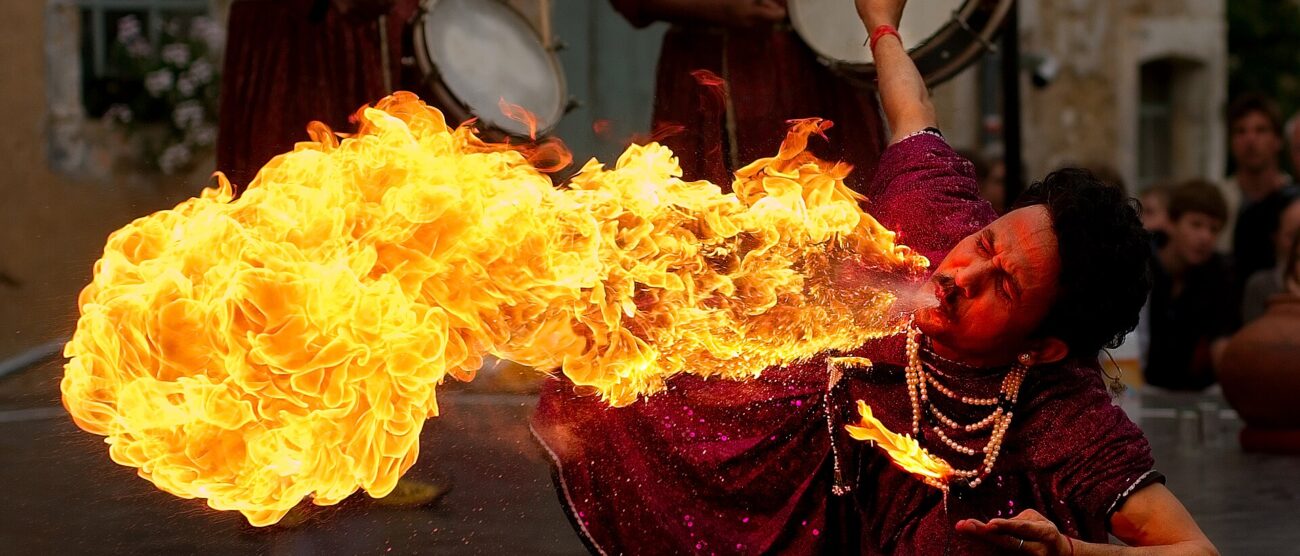 Sputafuoco del gruppo Jaipur Maharaja Brass Band durante un'esibizione a Chassepierre, Belgio
