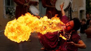 Sputafuoco del gruppo Jaipur Maharaja Brass Band durante un'esibizione a Chassepierre, Belgio