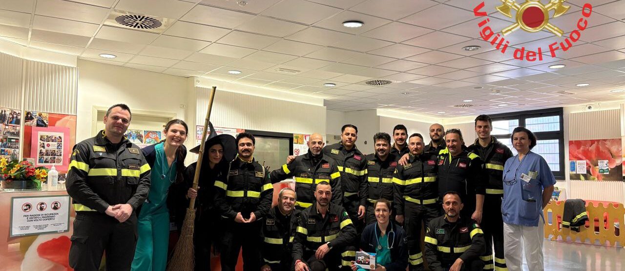 I vigili del fuoco in visita con la Befana all'ospedale di Vimercate