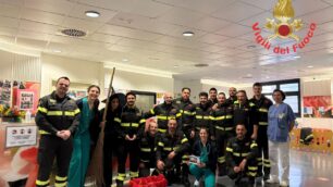 I vigili del fuoco in visita con la Befana all'ospedale di Vimercate