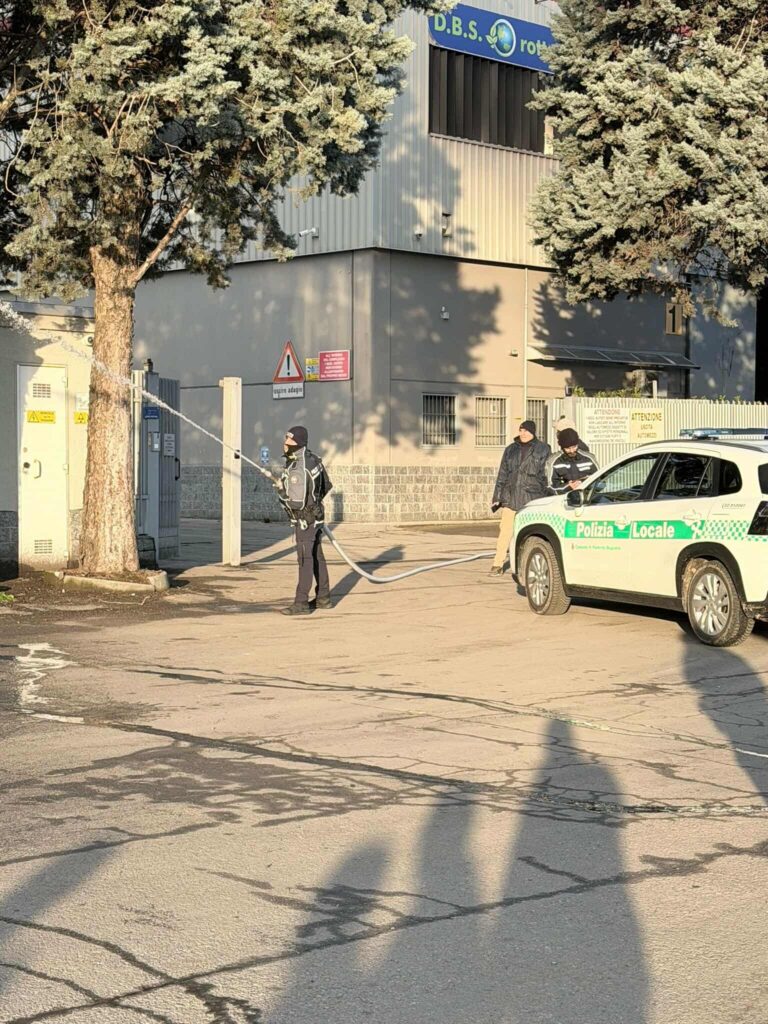 Paderno Dugnano incendio mezzo raccolta rifiuti Polizia locale