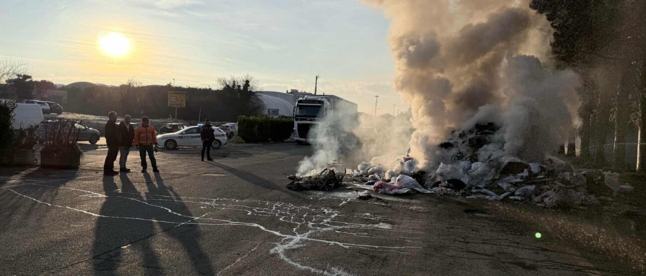 Paderno Dugnano incendio mezzo raccolta rifiuti Polizia locale