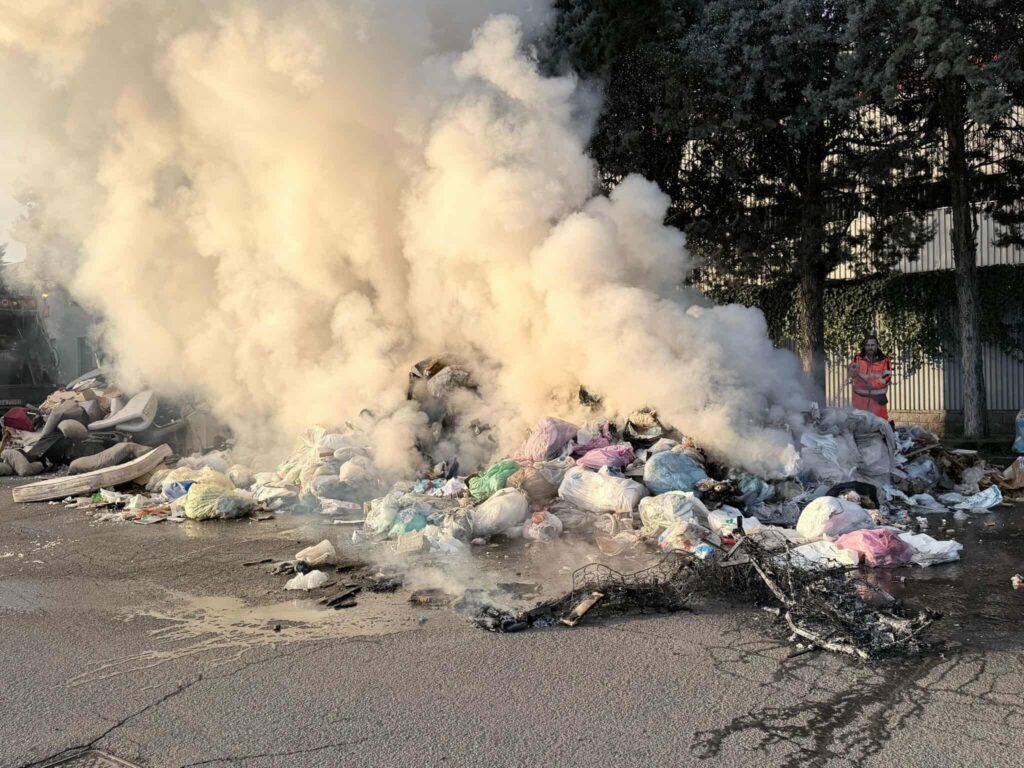 Paderno Dugnano incendio mezzo raccolta rifiuti Polizia locale