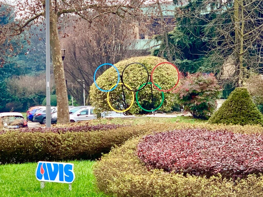 Arcore Olimpiadi Milano Cortina 2026 Cinque cerchi davanti al Comune