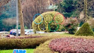 Arcore Olimpiadi Milano Cortina 2026 Cinque cerchi davanti al Comune