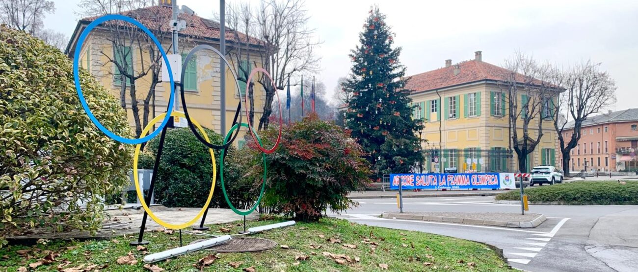 Arcore Olimpiadi Milano Cortina 2026 Cinque cerchi e striscione saluto