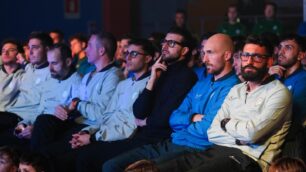 L’allenatore Nicola Belmonte, alla sua destra Caldirola e altri calciatori della Folgore Caratese