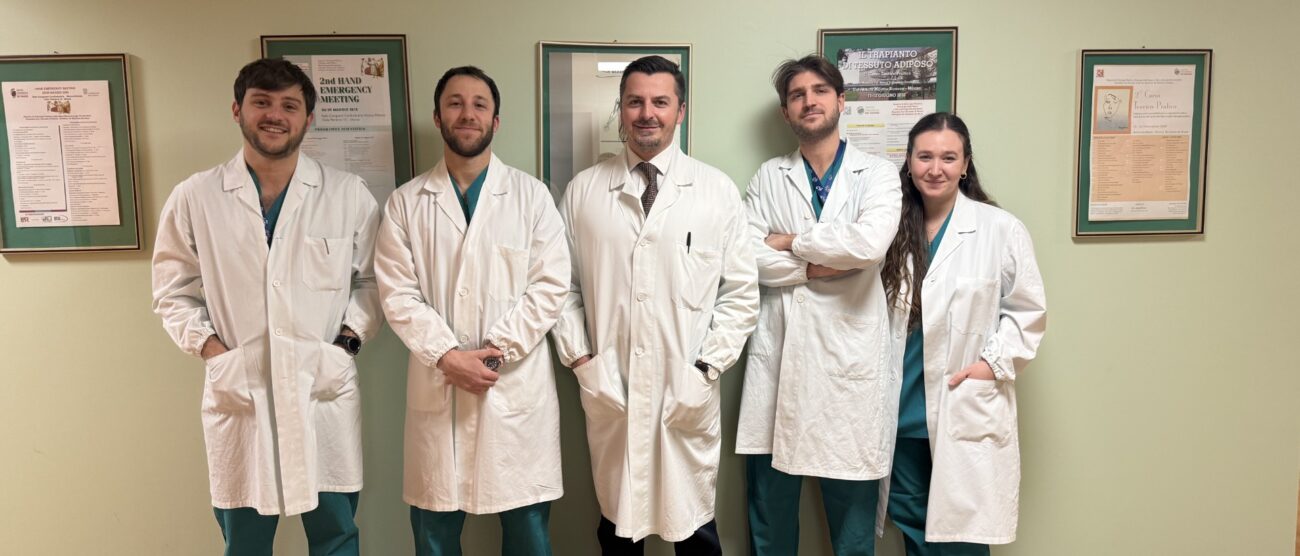 Al centro il dottor Marchesi con l'équipe chirurgica reperibile la notte di Capodanno