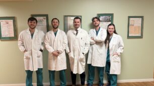 Al centro il dottor Marchesi con l'équipe chirurgica reperibile la notte di Capodanno