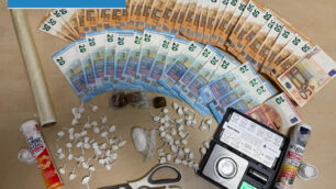 Monza La droga sequestrata dagli agenti lungo il Villoresi