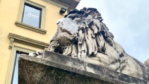 Monza particolare Ponte dei Leoni danneggiamento