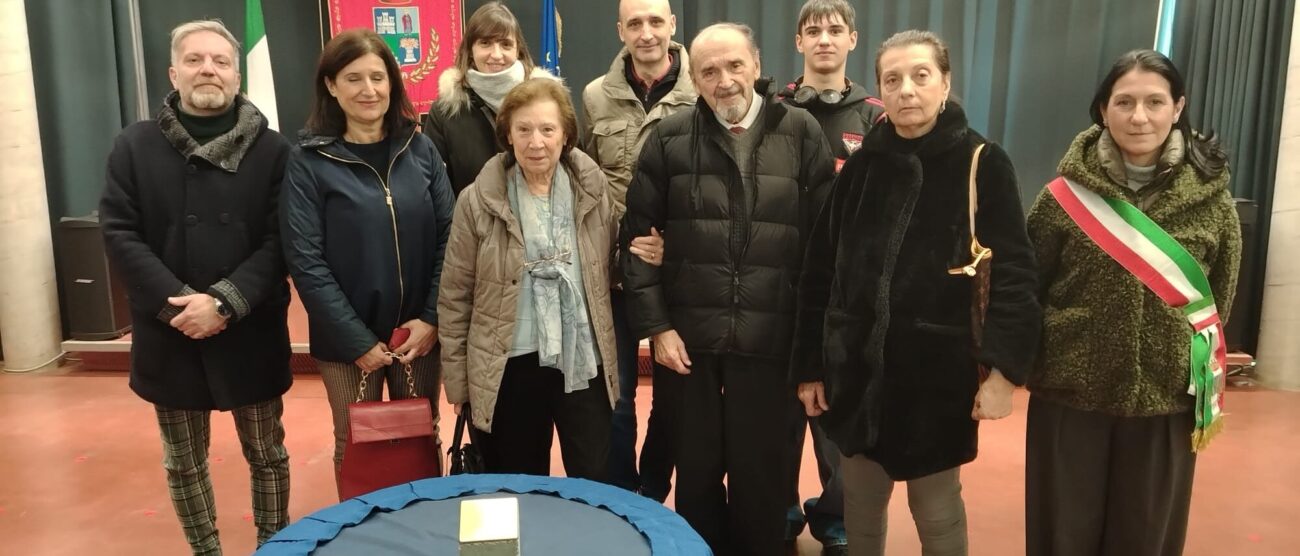Seveso posa Pietra d'inciampo 2026 Sindaco e Zuliani con parenti