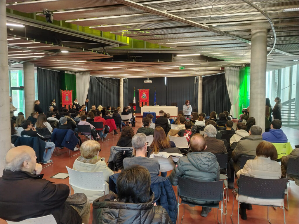Seveso posa Pietra d'inciampo 2026 scuole alla cerimonia