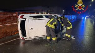 L'auto ribaltata a Biassono