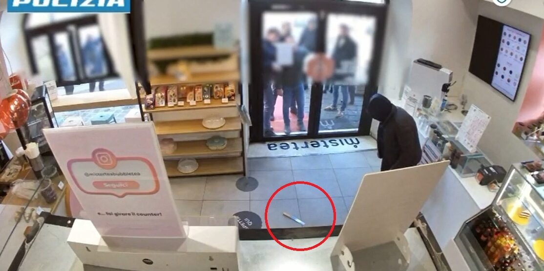 Il baby rapinatore nel negozio